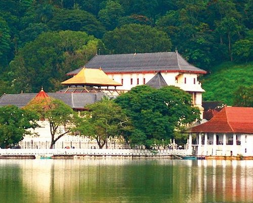 kandy-lake-and-the-temple1.jpg